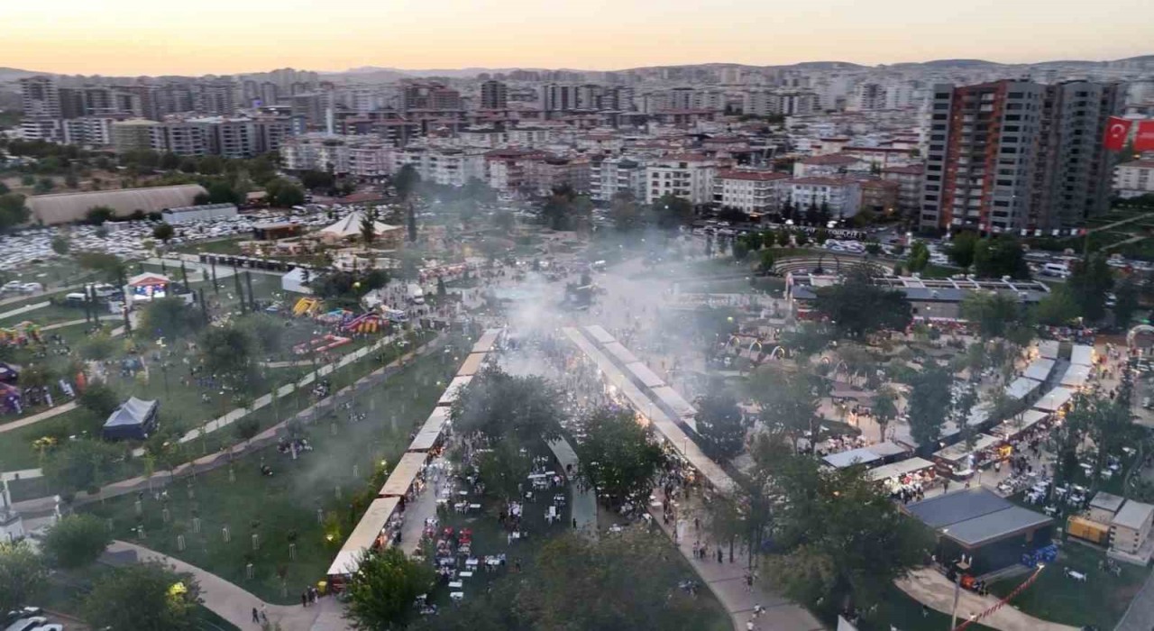 GastroANTEPte kebap stantlarının önünde kuyruk oluştu, dumandan göz gözü görmedi
