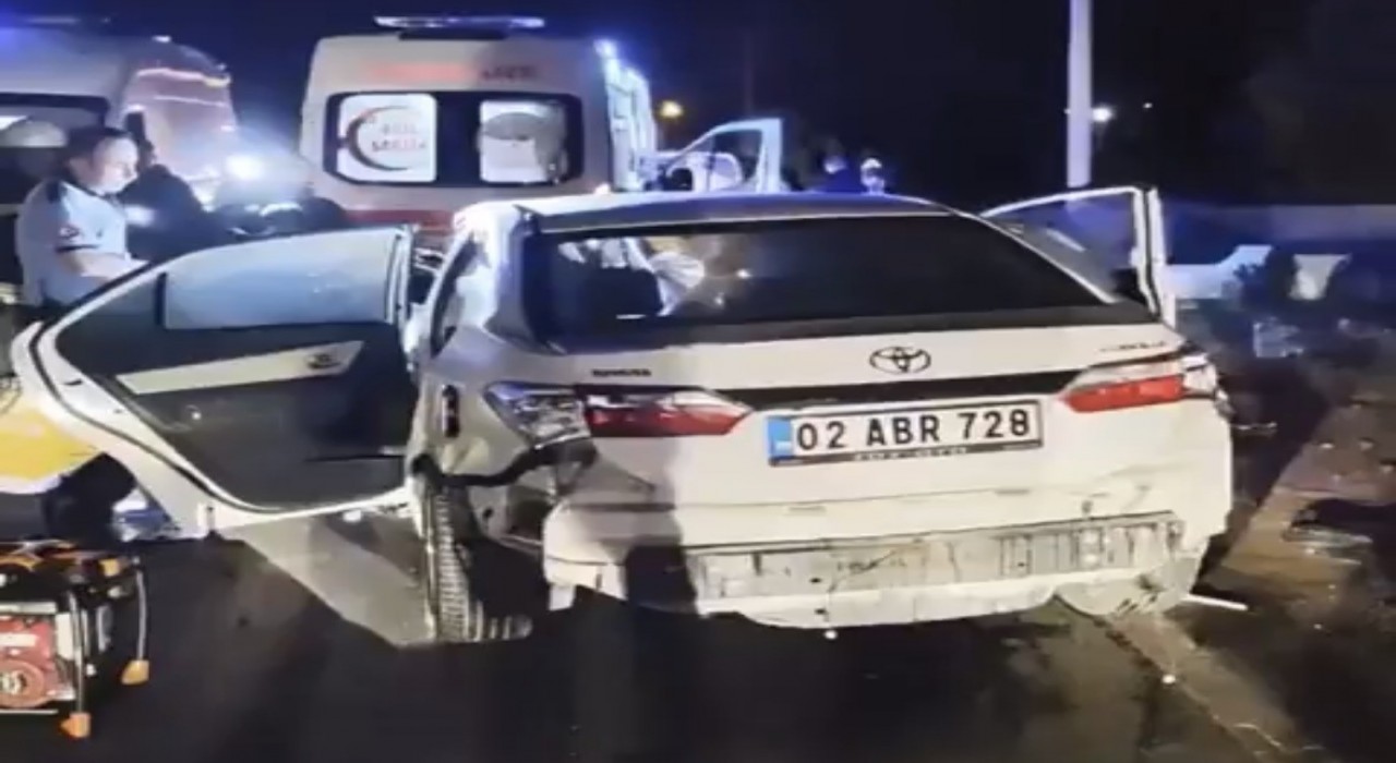 Gaziantepte çarpışan iki otomobil metrelerce savruldu: 1 ölü, 3 ağır yaralı