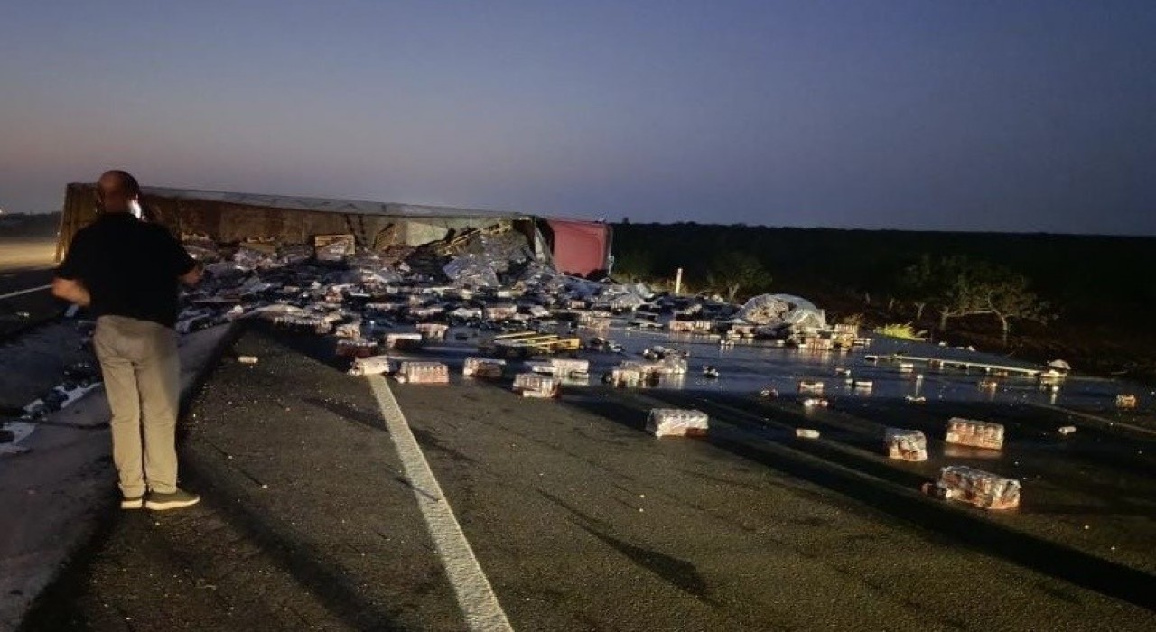 Gaziantepte devrilen meşrubat yüklü tırın sürücüsü yaralandı