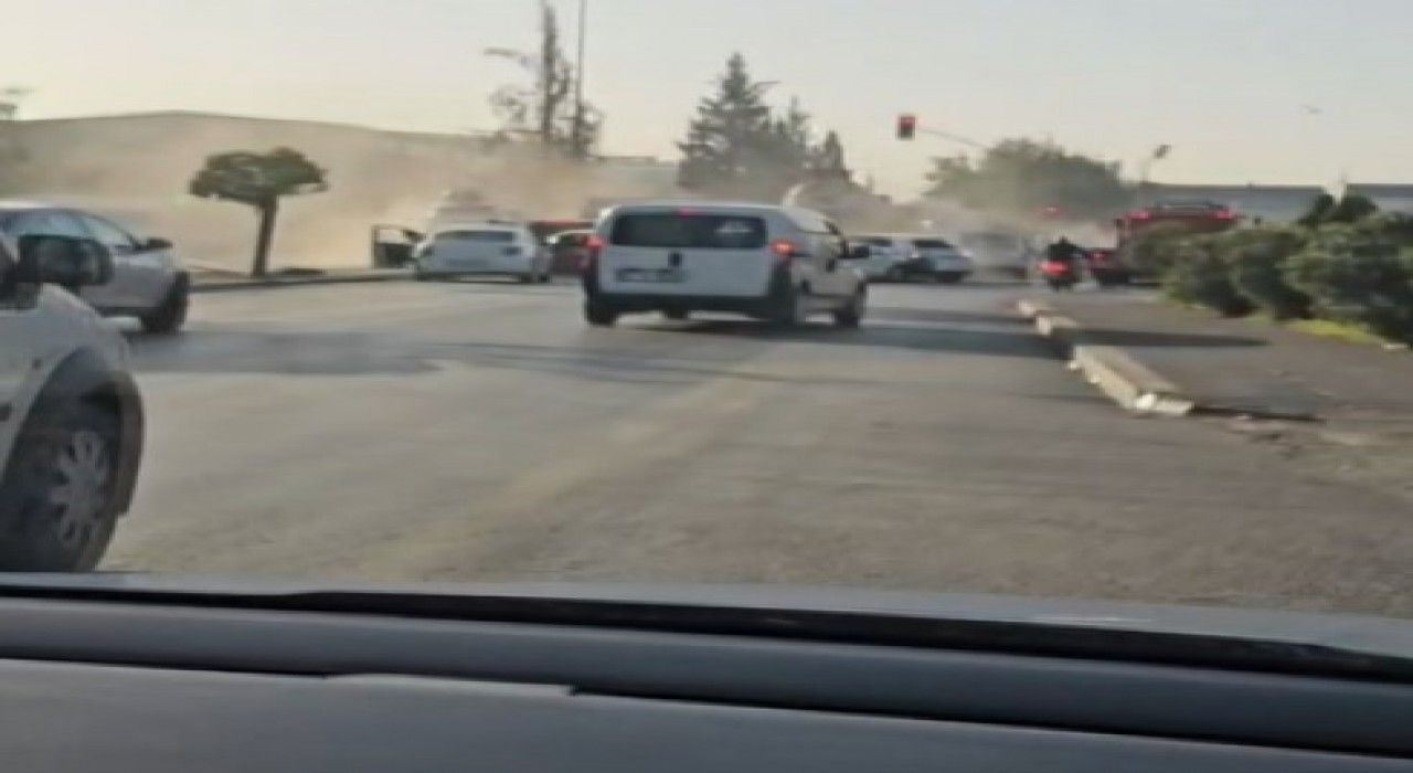 Gaziantepte facianın eşiğinden dönüldü: Sürücüsü rahatsızlanan çekici, önündeki 6 aracı biçti