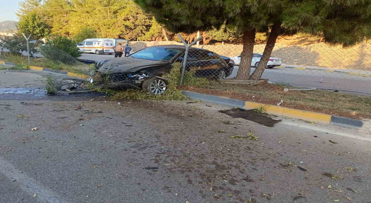 Gaziantepte kontrolü kaybolan otomobil refüje çıktı: 1 yaralı