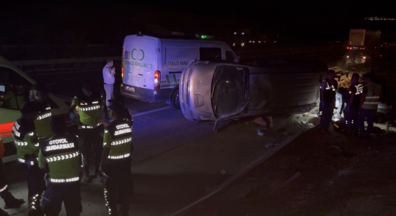 Gaziantepte lastiği patlayan minibüs taklalar atarak devrildi: 2 ölü, 8 yaralı