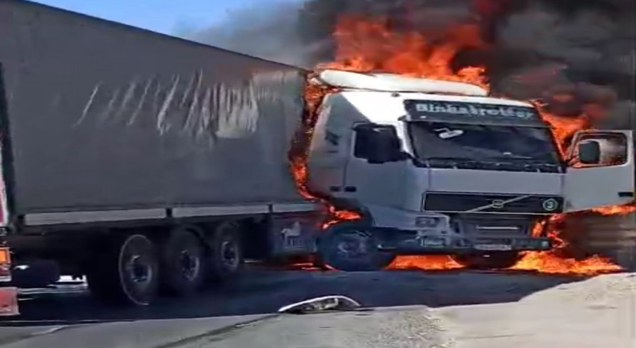 Gaziantepte seyir halindeki tır alev aldı