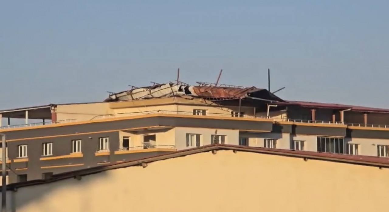Gaziantepte şiddetli fırtına hasarlı binanın çatısını uçurdu