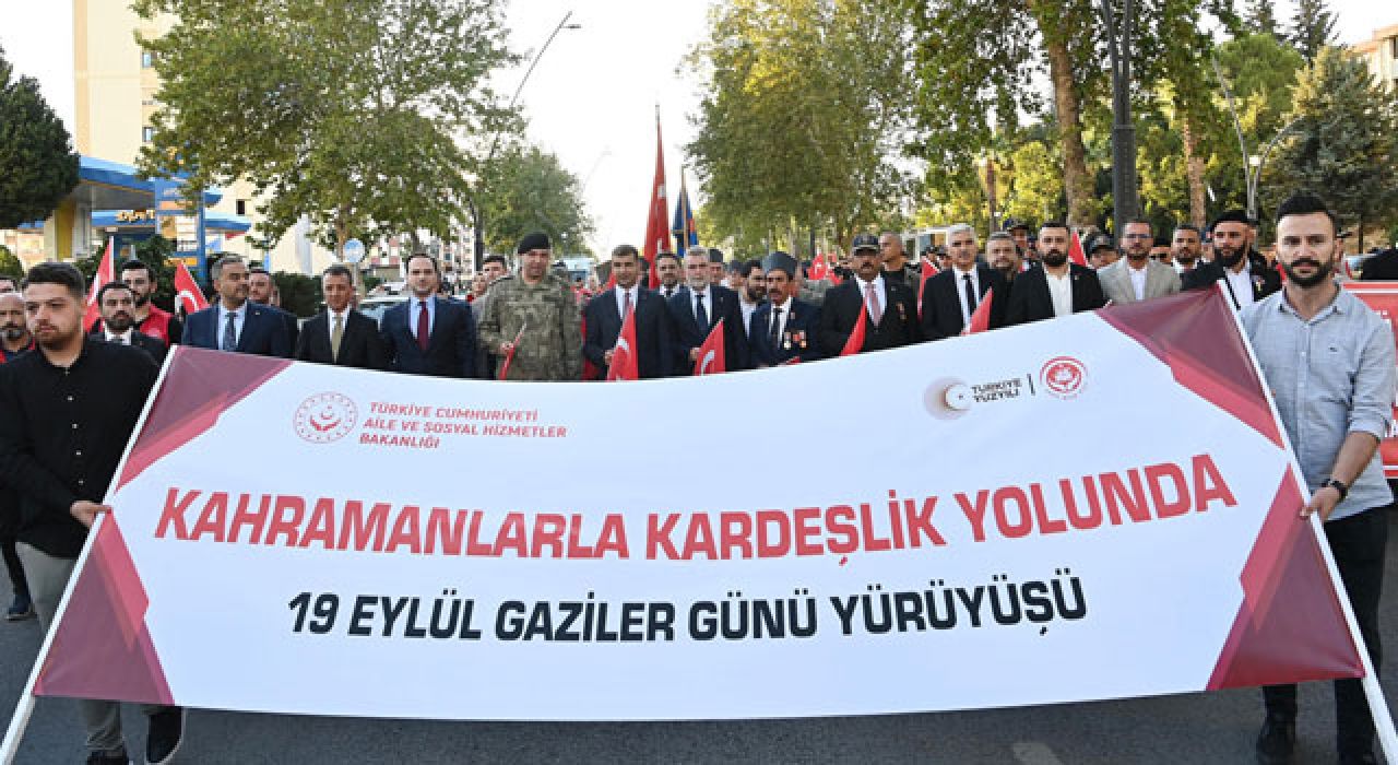 Gaziler ve Vatandaşlar Mehter Marşlarıyla Yürüdü