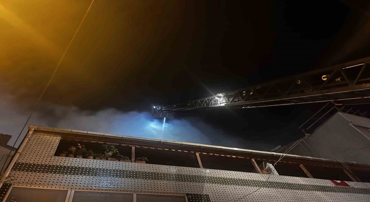 Gaziosmanpaşada 5 katlı binadan alevler yükseldi