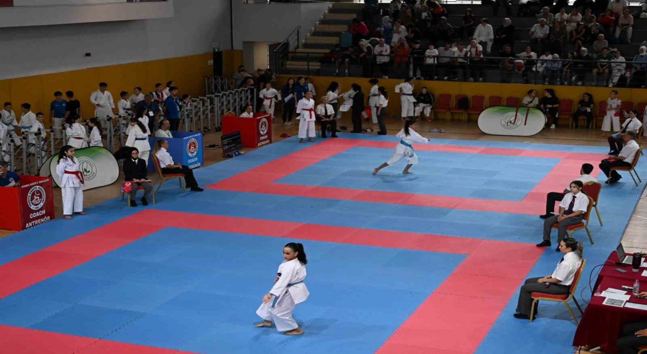Gaziosmanpaşada Başkanlık Kupası Açık Karate ile Masa Tenisi turnuva heyecanı