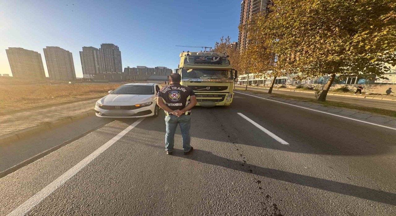 Gaziosmanpaşada tırı bisiklet yoluna park eden sürücü pes dedirtti