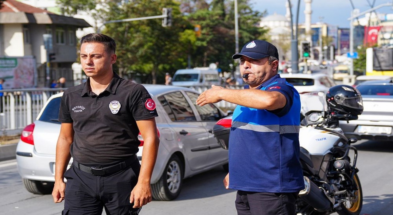 Gaziosmanpaşada zabıta ekipleri okul önlerinde görev başında