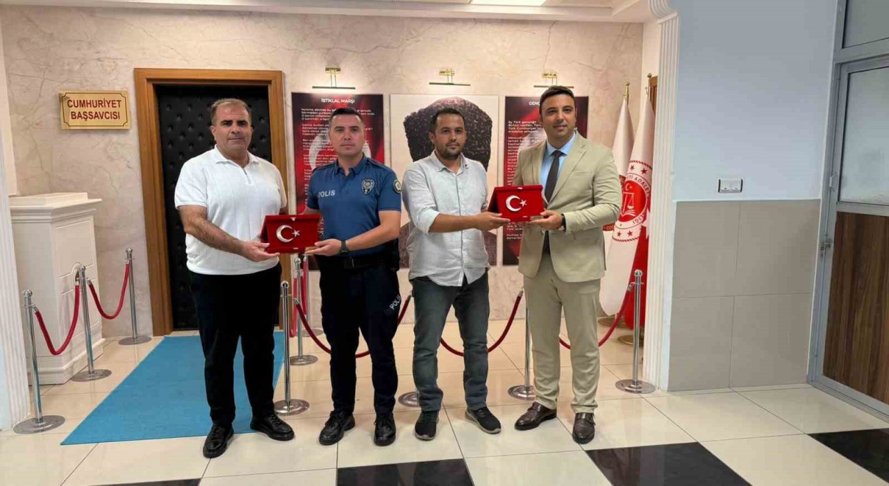 Gazipaşada ailesiyle yürüyen kişiyi tabancayla vuran şüpheliyi yakalayan polisler ödüllendirildi