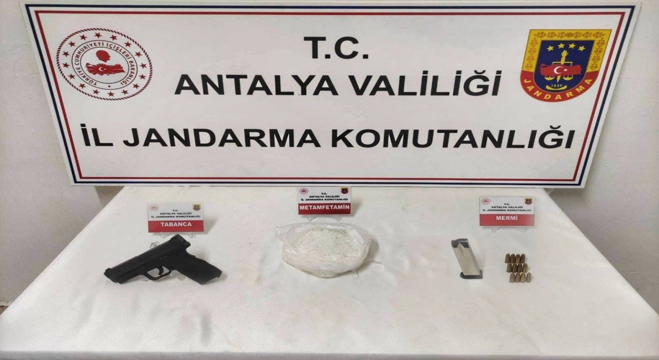 Gazipaşada durdurulan 2 araçtan uyuşturucu madde ve tabanca ele geçirildi