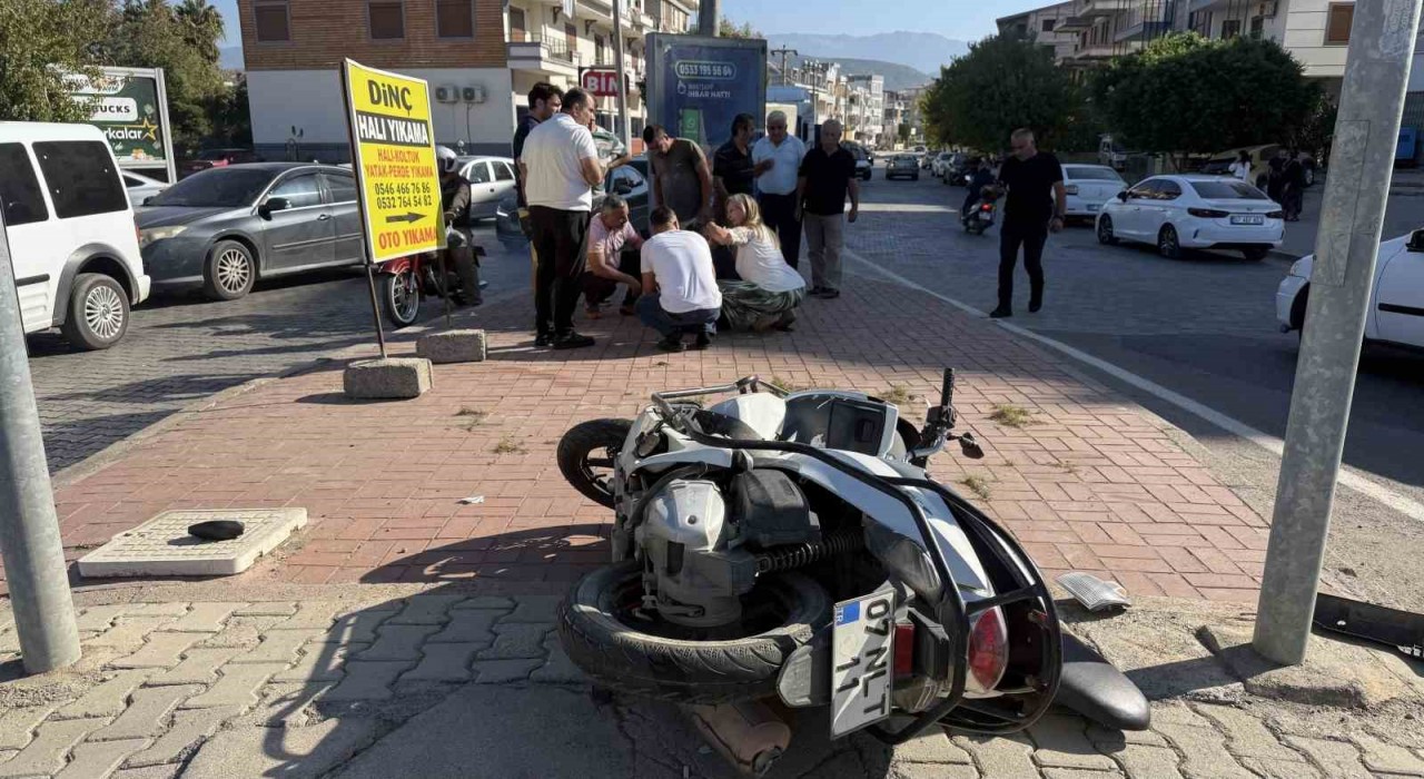 Gazipaşada minibüs ile motosiklet çarpıştı: 1 yaralı