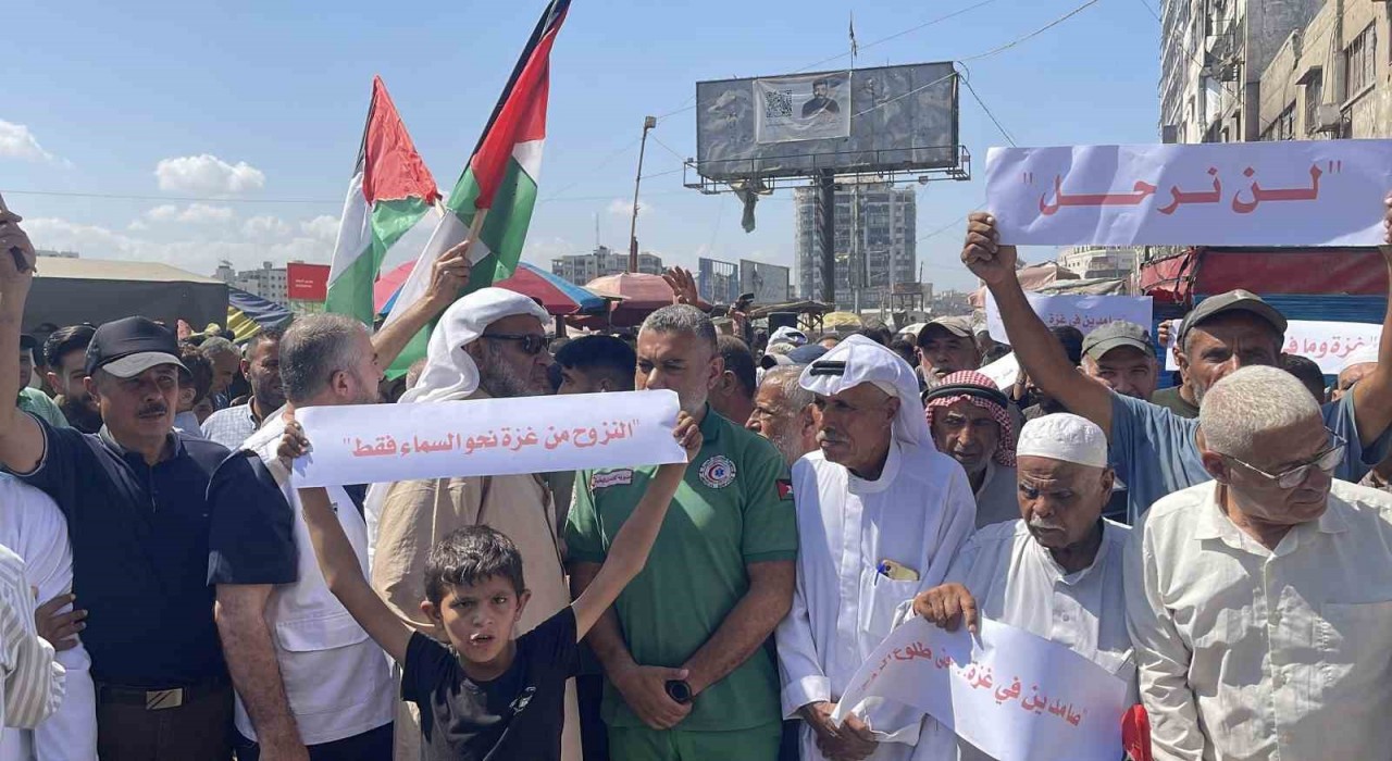 Gazzeliler, İsrailin sivilleri göçe zorlama planına tepki için Kefen Yürüyüşü düzenledi