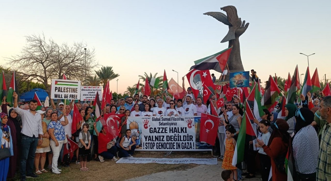 Gazzeye yardıma giden gemilere temsili selamlama