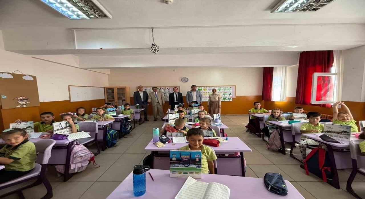 Gediz Belediye Başkanı Akelden minik öğrencilere kırtasiye hediyesi