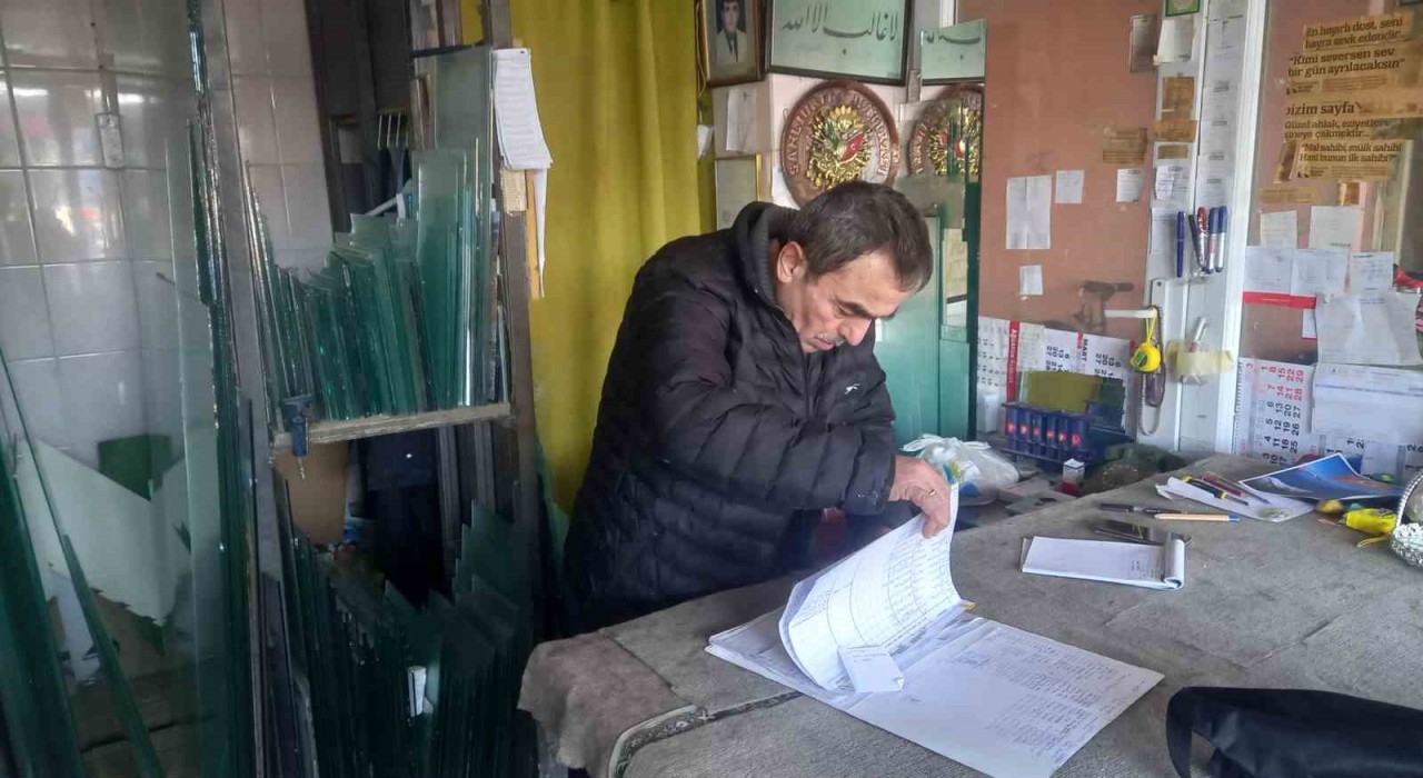 Gedizli hayırsever Mehmet Özdemirden öğrencilere büyük destek