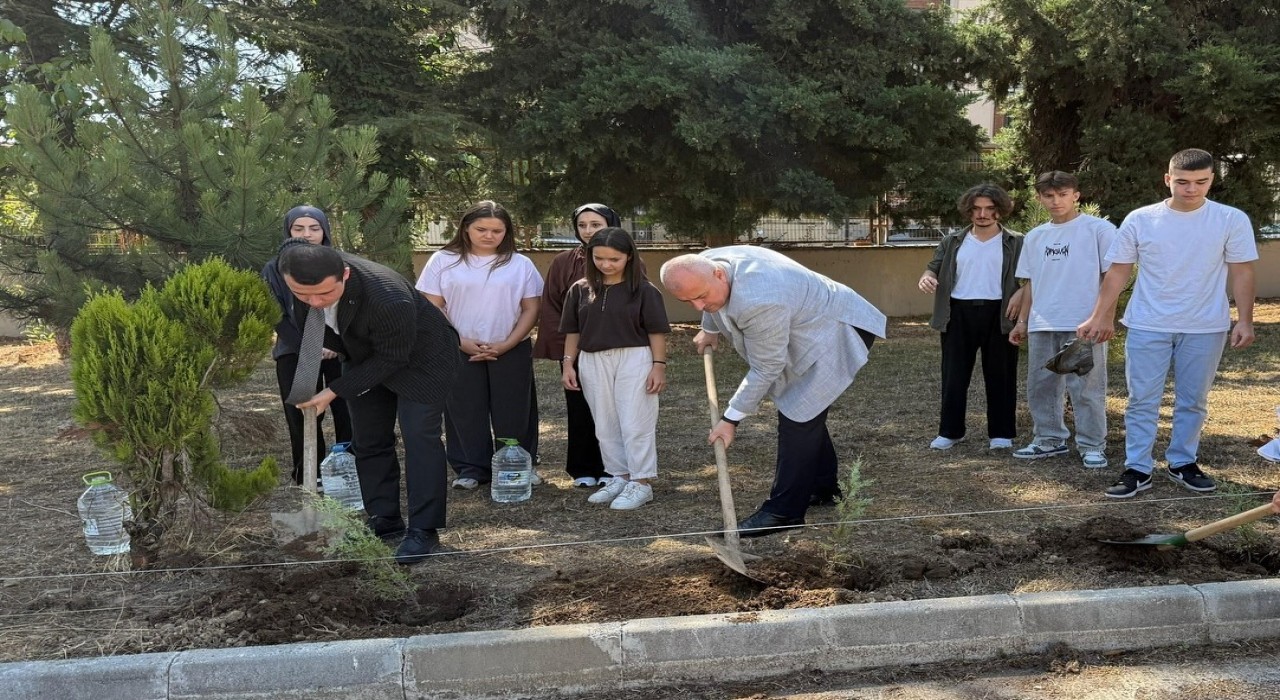 Geleceğe nefes olacak fidanlar toprakla buluştu