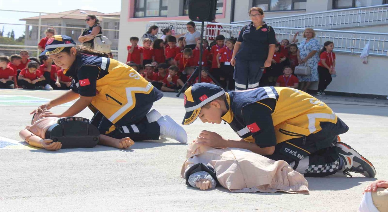 Geleceğin sağlık elçileri öğrencilere kalp masajı ve suni teneffüs anlatıldı