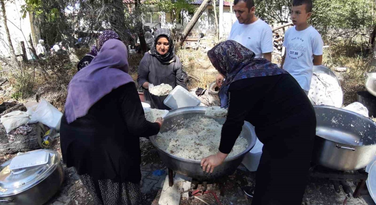 Geleneksel Hacet Bayramında dağıtılan yemek için 150 kilo pirinç ve 200 kilo et kullanıldı