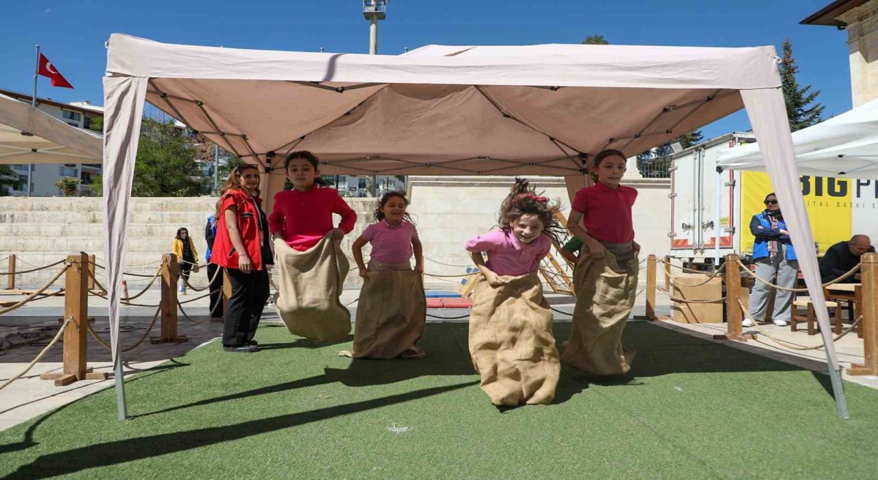 Geleneksel Oyunlar Sivasta çocukları sevindirdi