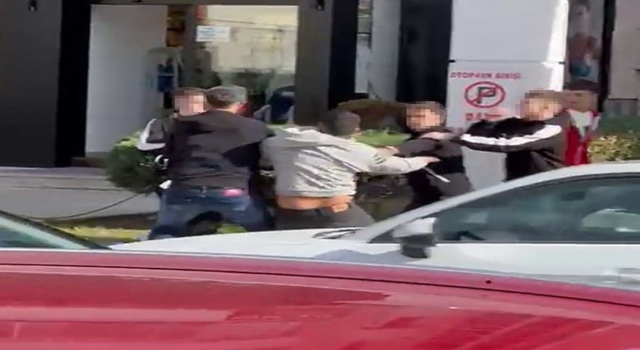 Gençler arasındaki tekme ve yumruklu kavga
