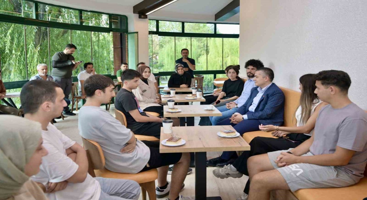 Gençler için yeni buluşma noktası: vatan kitap kafe açıldı