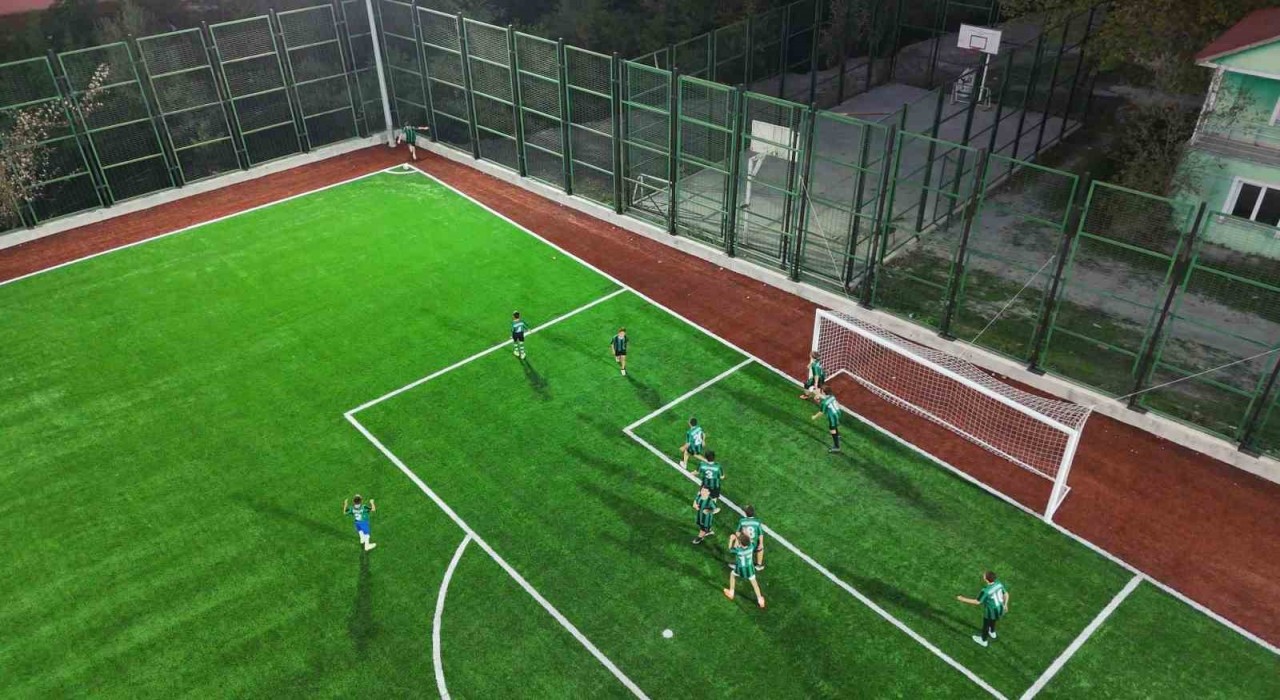 Gençler için yeni spor alanı: Sapanca Akçayın futbol tesisine yeni yüz