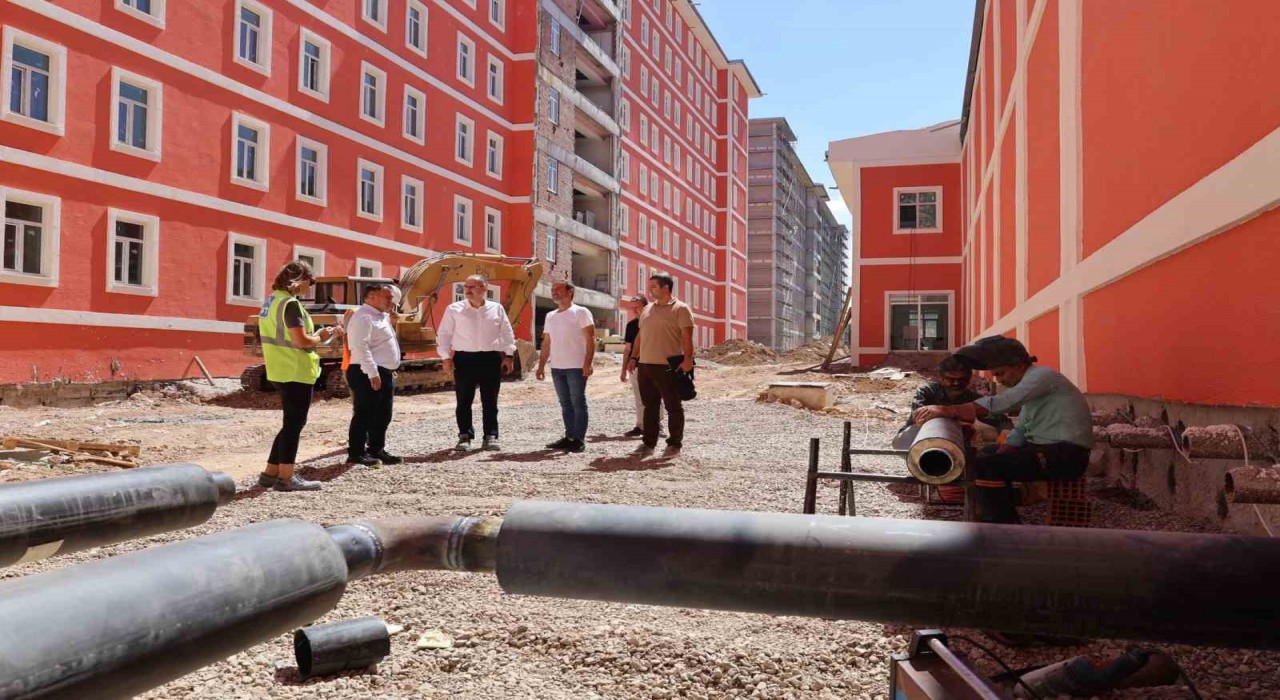 Genel Müdür Şahin, Bilecikte bitmeyen KYK yurdunda incelemelerde bulundu