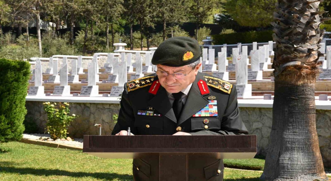 Genelkurmay Başkanı Bayraktaroğlu, Kıbrısta Boğaz Şehitliğini ziyaret etti