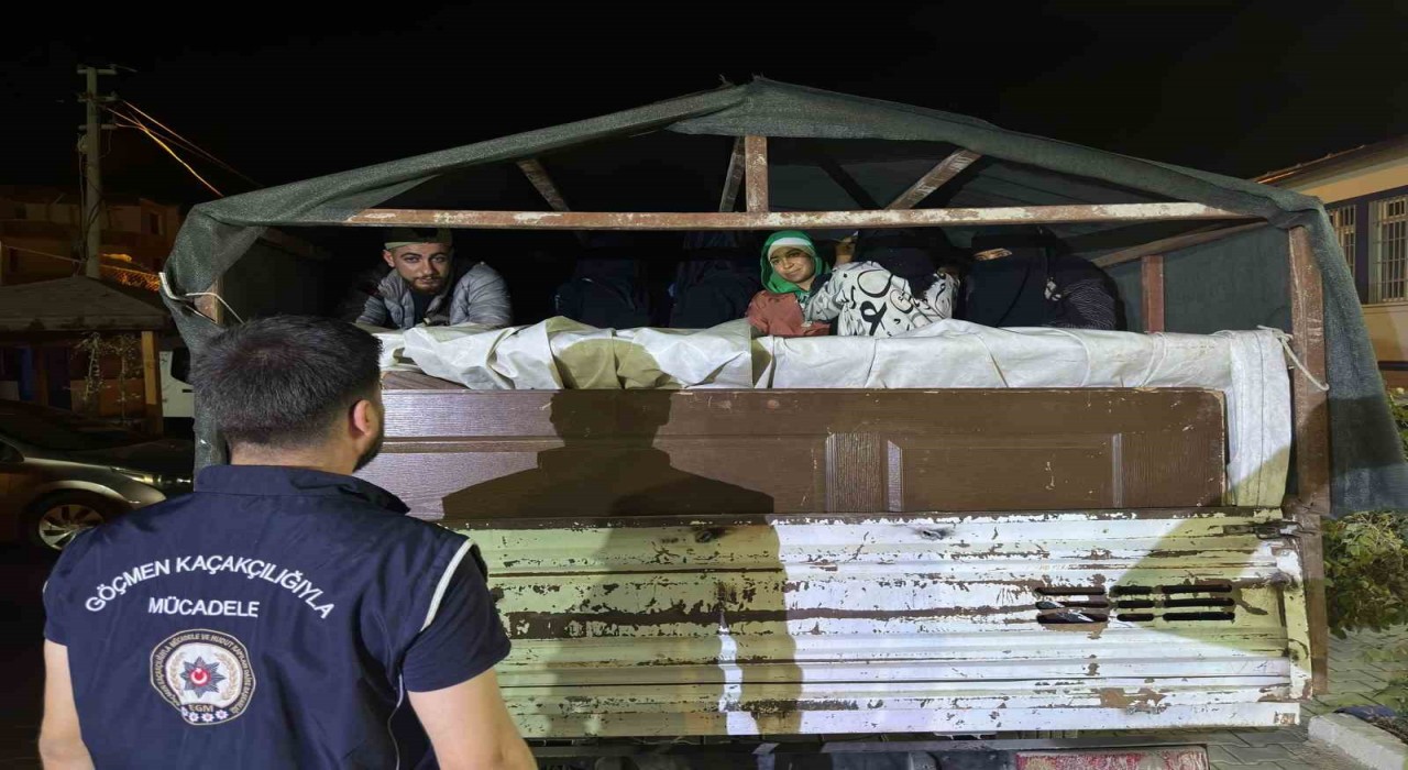 Göçmenleri kamyonet kasasında gizleyerek taşıyan şahıs yakayı ele verdi: 20 göçmen yakalandı