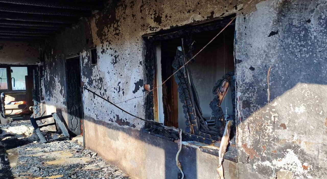 Göksunda iki ev yandı