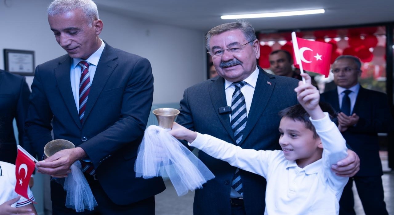 Gölbaşı Belediye Başkanı Odabaşı öğrencilerle ilk ders zilini çaldı