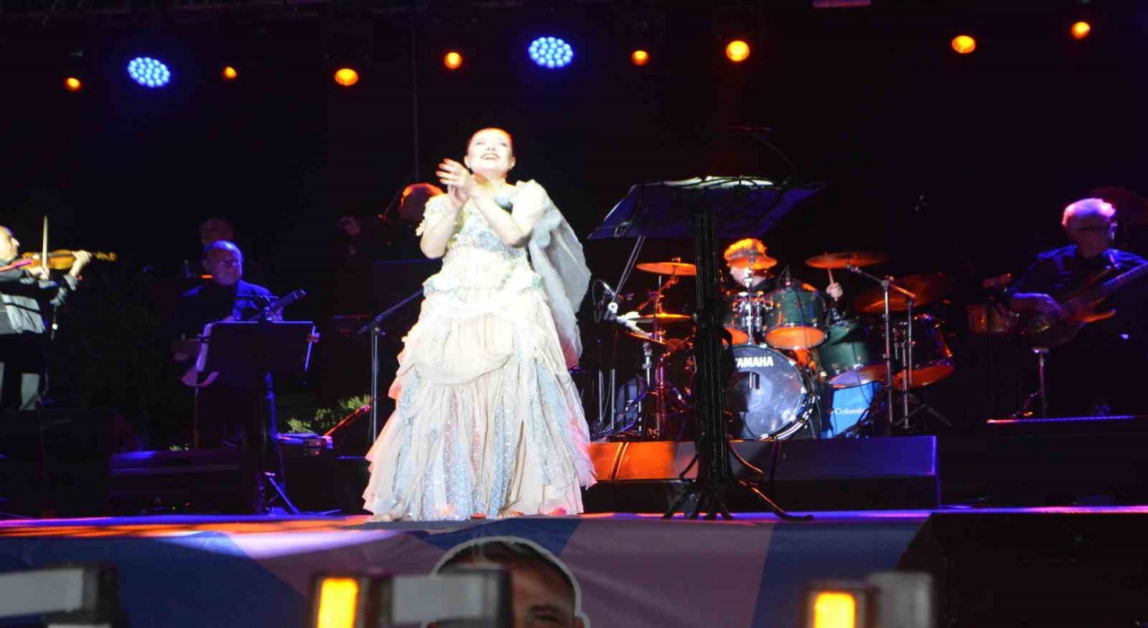 Gömeçin kurtuluş gününde Candan Erçetin coşturdu