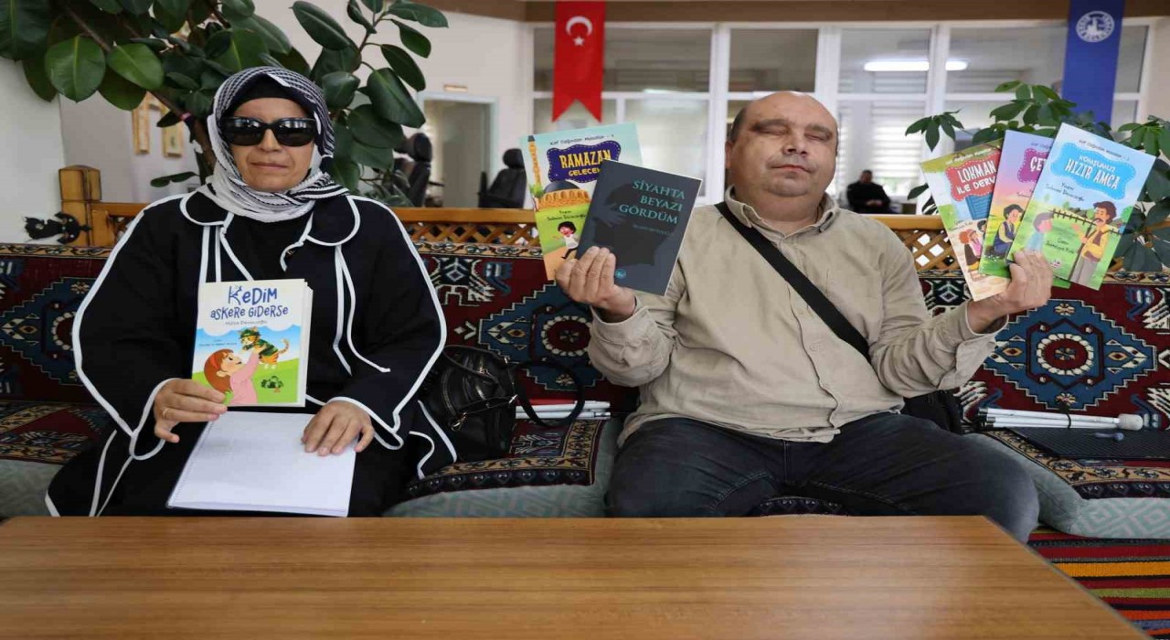 Görme engelli öğretmen 11inci, kendi gibi görme engelli eşi ise ilk kitabını çıkardı