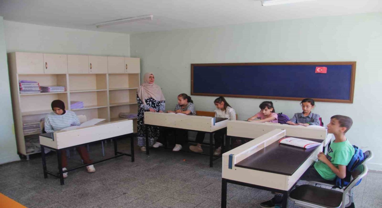 Görme engelli öğretmenin meslek aşkı öğrencilerine örnek oluyor