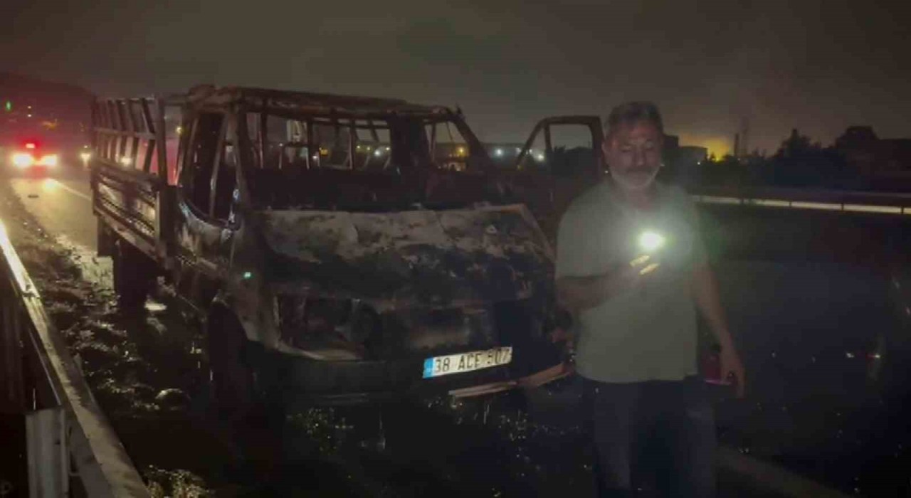 Gözlerinin önünde ekmek teknesi yanan vatandaş, alevlere müdahale etmeyen trafikteki diğer sürücülere tepki gösterdi