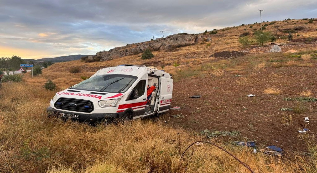 Gümüşhanede ambulans takla attı: 3 sağlık personeli yaralandı