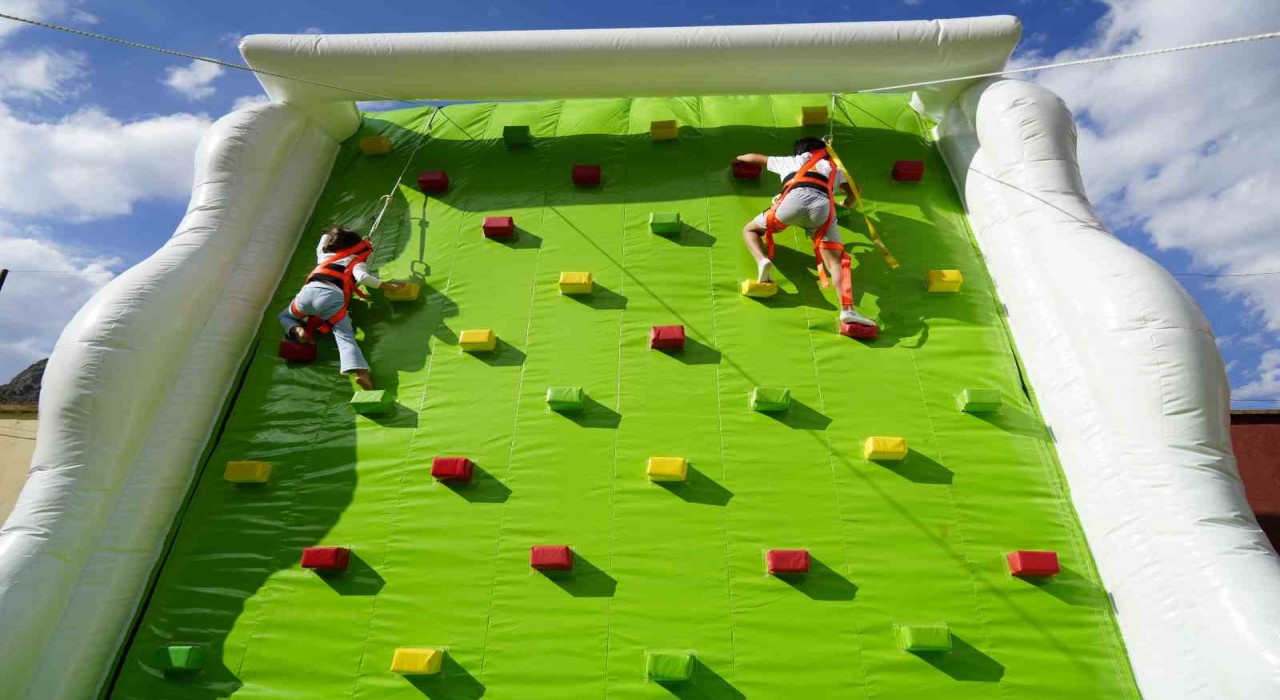 Gümüşhanede düzenlenen şenlikte yüzlerce çocuk doyasıya eğlendi