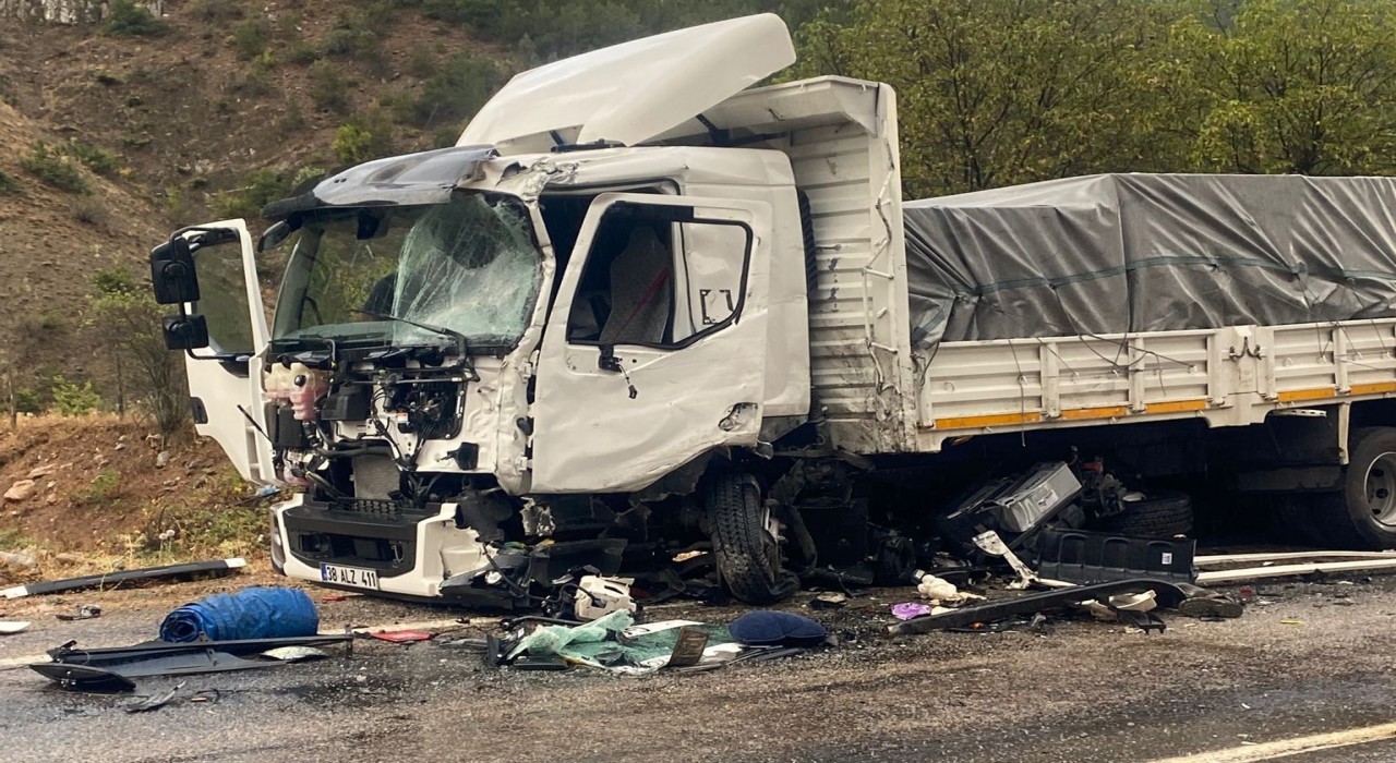 Gümüşhanede kamyonlar kafa kafaya çarpıştı: 1 ağır yaralı