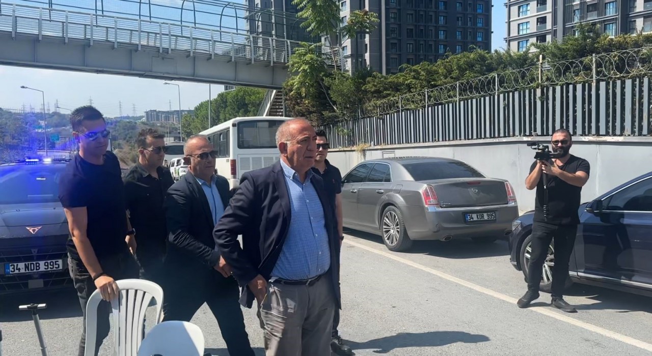 Gürsel Tekin CHPnin İstanbul İl Başkanlığına geldi, kısa süre sonra oradan ayrıldı