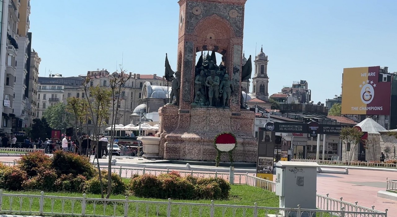 Gürsel Tekinin Taksim Cumhuriyet anıtına bıraktığı çelenk kaldırıldı