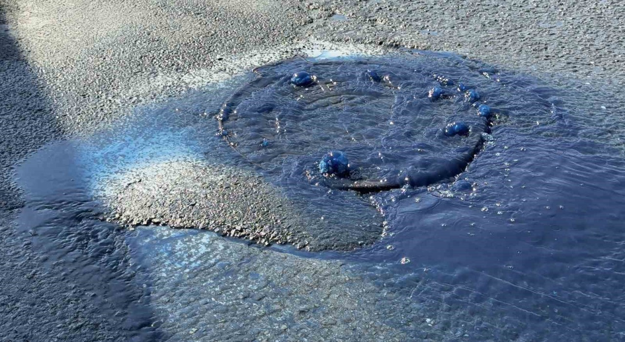 Hadımköyde kanalizasyondan mavi atık su taştı