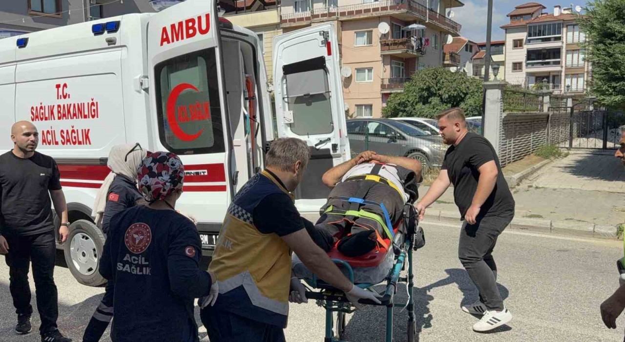 Hafif ticari araç ile çarpışan motosikletin sürücüsü yaralandı