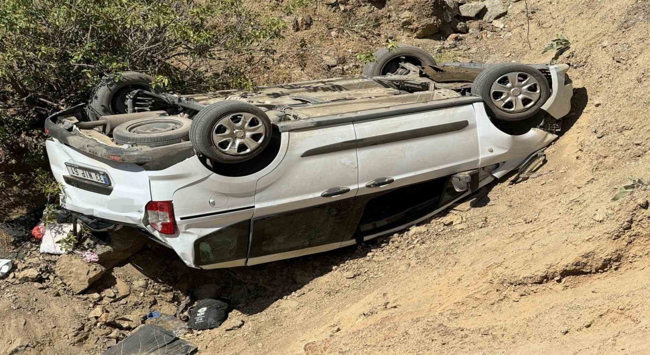 Hafif ticari araç uçuruma yuvarlandı: 1 ölü, 4 yaralı