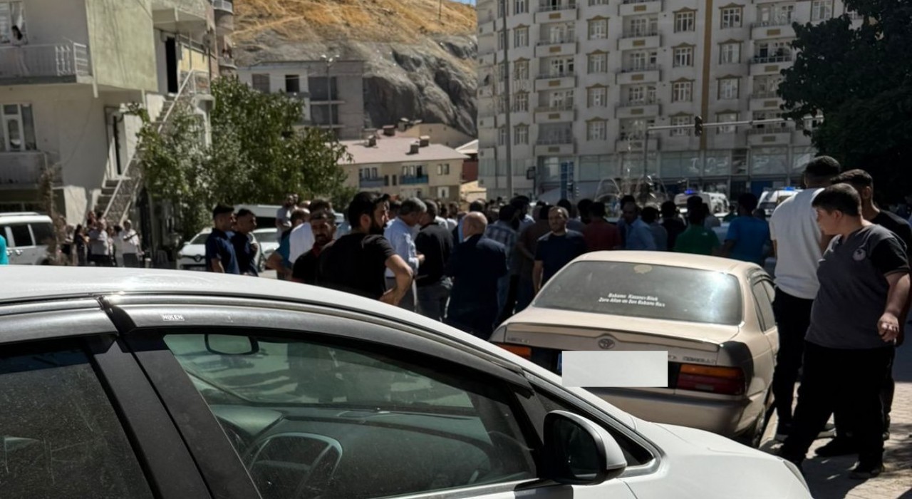 Hakkaride freni patlayan çekici 6 araca çarparak durabildi