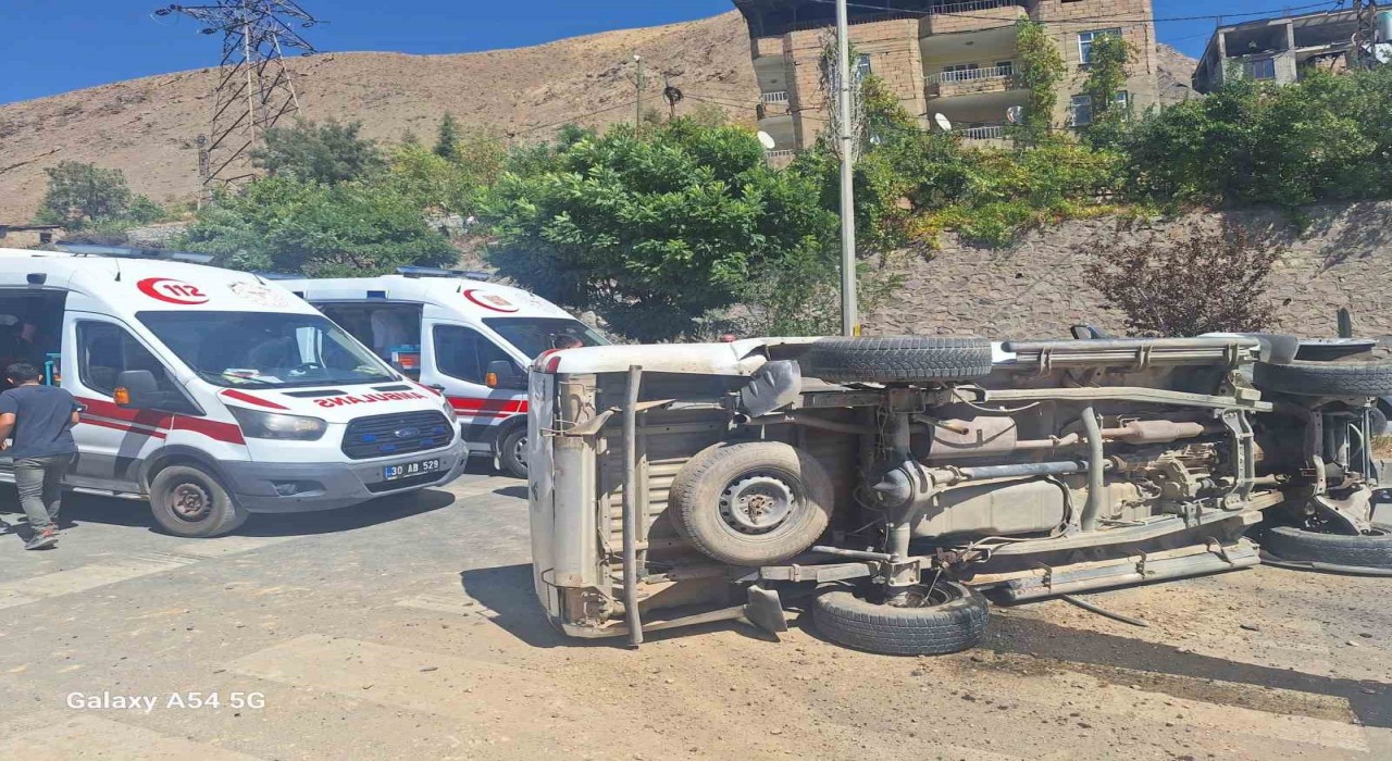 Hakkaride kamyonet yan yattı: 1 yaralı