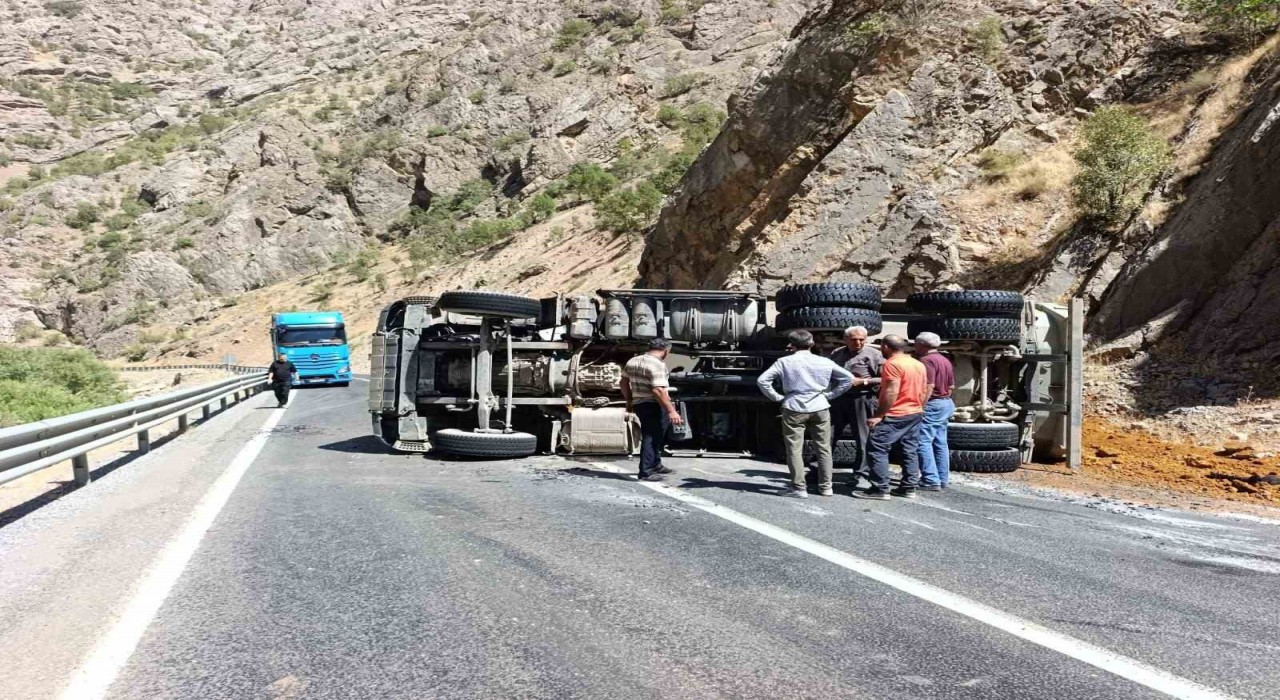 Hakkaride maden yüklü kamyon devrildi:1 yaralı