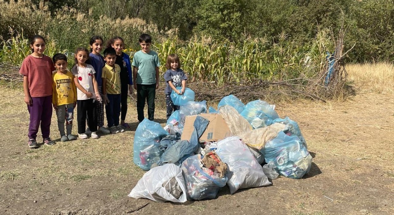 Hakkaride minik eller çöp topladı