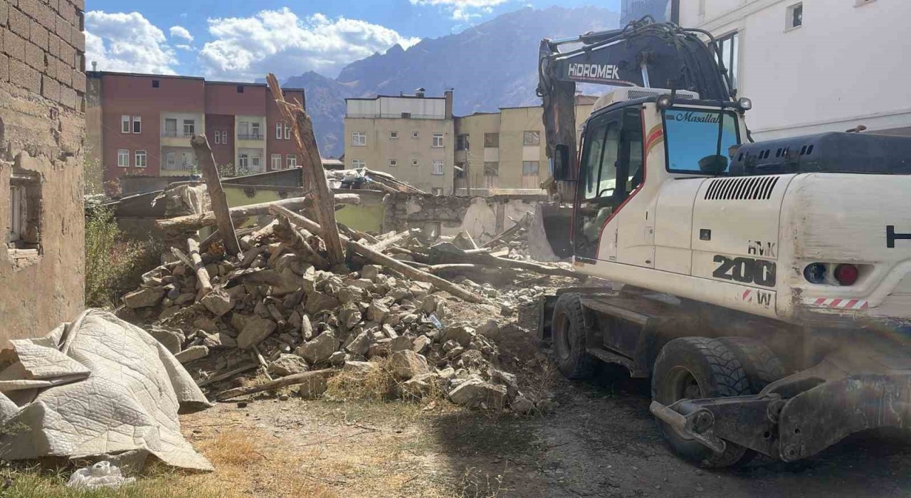 Hakkarideki metruk binalar tek tek yıktırılıyor