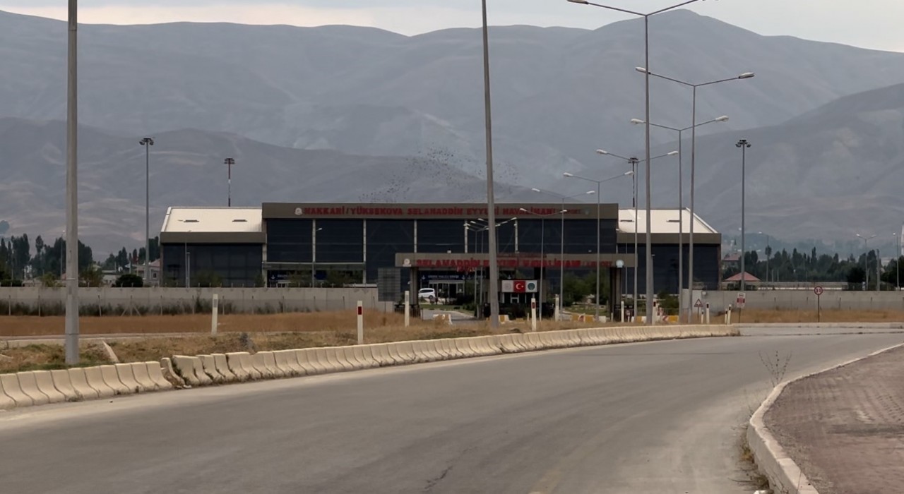 Hakkarililer havalimanına ek sefer istedi